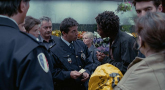 Кадр з фільму Код невідомий: Незакінчена розповідь про кілька подорожей