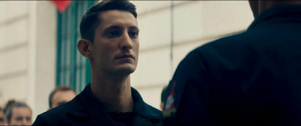 Кадр з фільму Крізь вогонь