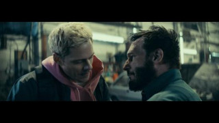 Кадр з фільму Під замком