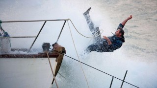 Кадр з фільму Заклинателька акул