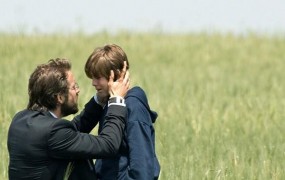 Кадр з фільму Світлячки у саду