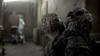 Кадр з фільму Темні Поверхи