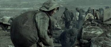 Кадр з фільму Згадуючи 1942