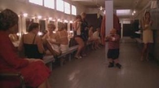 Кадр з фільму Під веселкою