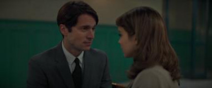 Кадр з фільму Місіс Гарріс їде у Париж