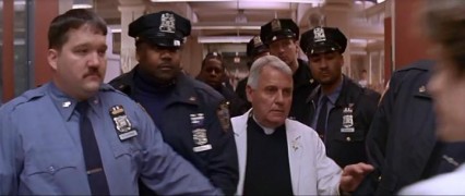 Кадр з фільму Крайні заходи