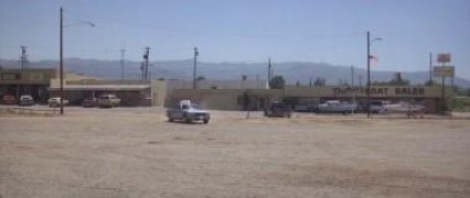 Кадр з фільму Придорожній заклад