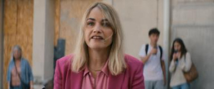 Кадр з фільму Наречений з all inclusive