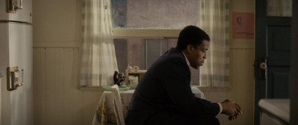 Кадр з фільму Паркани