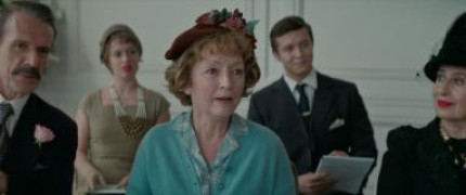 Кадр з фільму Місіс Гарріс їде у Париж