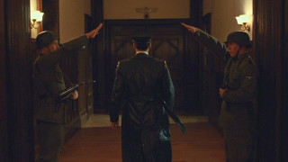 Кадр з фільму Людина, яка вбила Гітлера, а потім – снігову людину