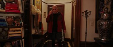 Кадр з фільму Над тінями