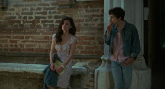 Кадр з фільму Назви мене своїм ім'ям