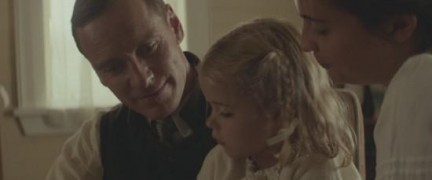 Кадр з фільму Світло між двох океанів