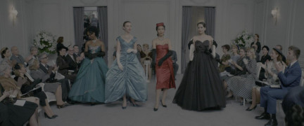 Кадр з фільму Місіс Гарріс їде у Париж