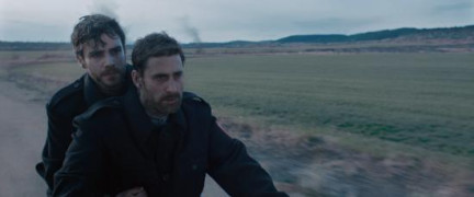 Кадр з фільму Світ здригнеться