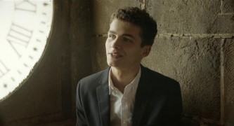 Кадр з фільму Усі знають