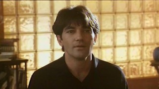 Кадр з фільму Жінка під дощем