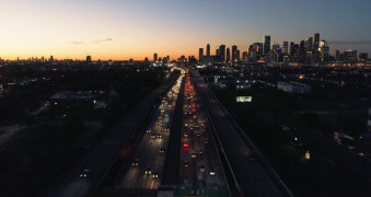 Кадр з фільму Нам за 80 - ми за Бреді