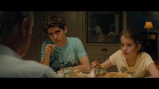 Кадр з фільму Не всі вдома