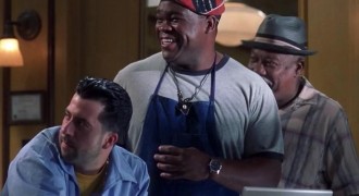 Кадр з фільму Перукарня 2. Знову у справі