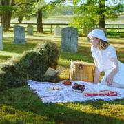 Кадр з фільму Полуничний маєток