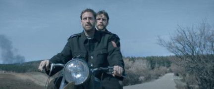 Кадр з фільму Світ здригнеться