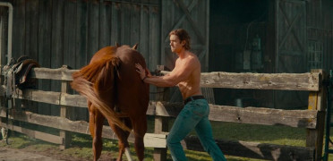 Кадр з фільму Не той Париж