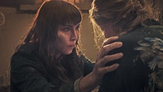 Кадр з фільму Близько