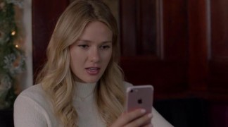 Кадр з фільму Повернення в Різдвяну бухту