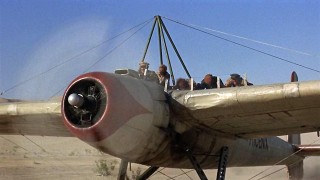 Кадр з фільму Політ Фенікса