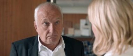 Кадр з фільму Від сім'ї не втечеш