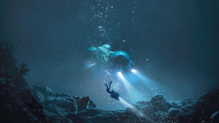 Кадр з фільму Палаюче море