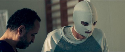 Кадр з фільму Крізь вогонь