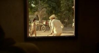 Кадр з фільму Босоніж по червоні землі