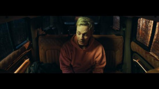 Кадр з фільму Під замком