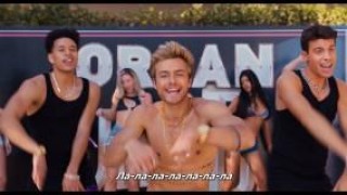 Кадр з фільму Це все він