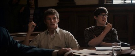 Кадр з фільму Суд над Чиказькою сімкою