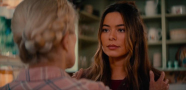 Кадр з фільму Не той Париж