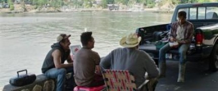 Кадр з фільму За бортом