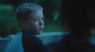 Кадр з фільму Гуркіт крізь темряву