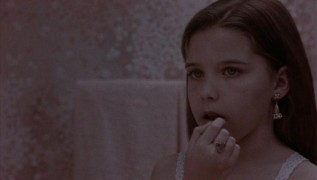 Кадр з фільму Самотня біла жінка