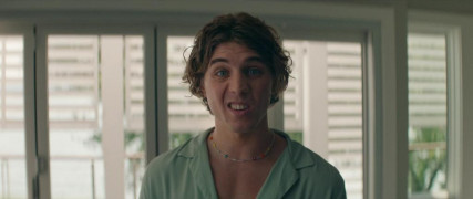 Кадр з фільму Низько