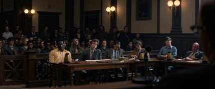 Кадр з фільму Суд над Чиказькою сімкою