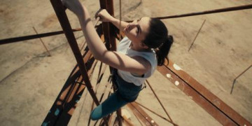 Кадр з фільму Над безоднею