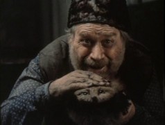 Кадр з фільму Чарівна бекеша