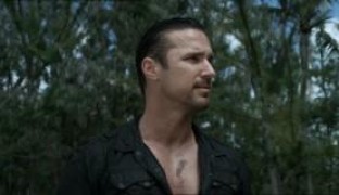 Кадр з фільму Тиждень акул