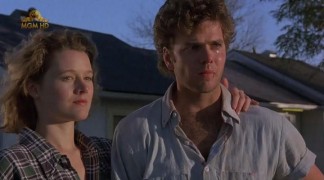 Кадр з фільму Далеко від дому