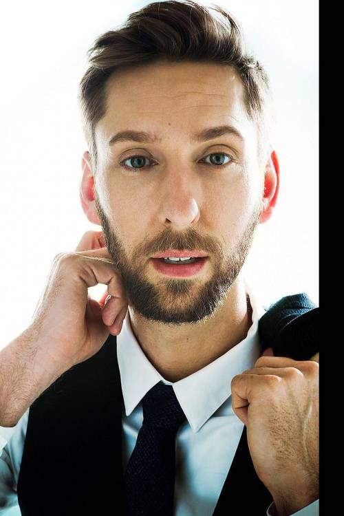 Фото Джоел Девід Мур